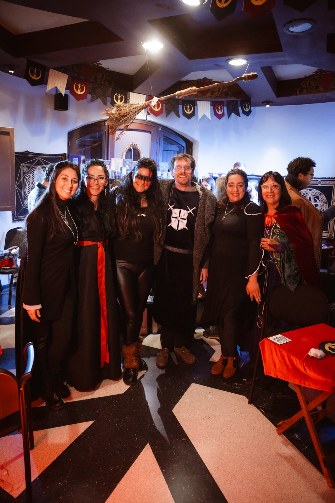 Seis personas vestidas de época, bajo banderines, en el Festival Medieval del Castillo Pittamiglio.